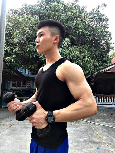 Nam sinh coi dong phuc, lo than hinh 6 mui gay sot-Hinh-3
